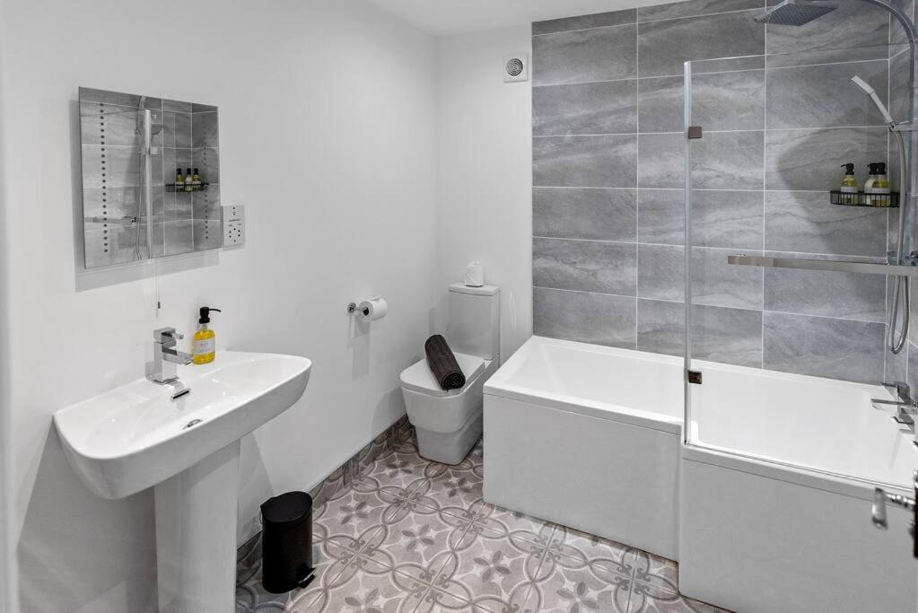 Newly Refurbed, Central Apartment With Free Parking And Hot Tub Lytham St Annes Luaran gambar